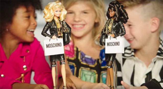 O anúncio da Barbie Moschino: pela primeira vez, um menino brinca com a boneca (Foto: Reprodução / Youtube)