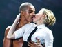 Madonna dá beijo 'caliente' no namorado durante show