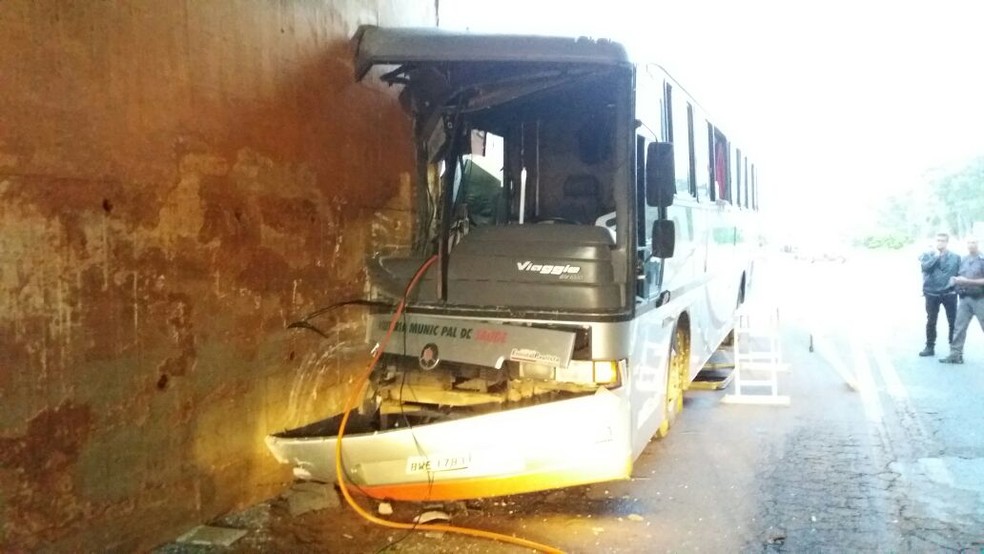 Caminhão ficou prensado no pontilhão após o motorista perder o controle em Tupã (Foto: Diego Pereira/Mais Tupã )
