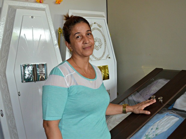 Fátima Santos trabalha há 9 anos em uma funerária (Foto: Iryá Rodrigues/G1)