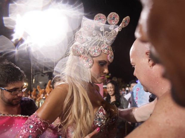 Ellen Rocche se prepara para entrar na avenida pela Rosas de Ouro (Foto: Caio Kenji/G1)