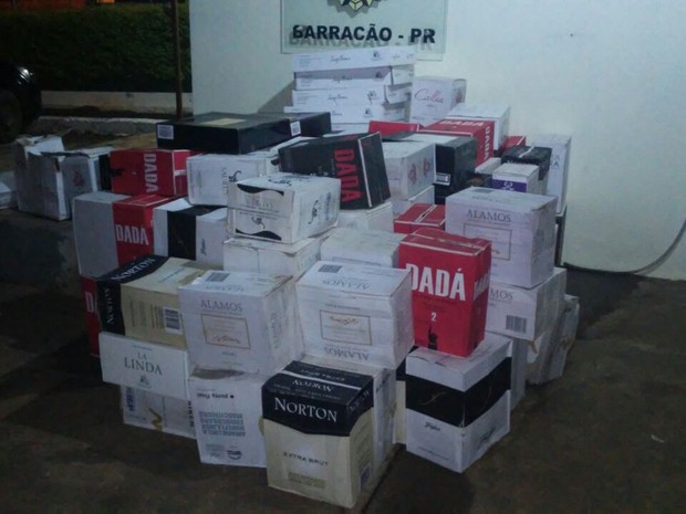 No total, foram apreendidas 140 caixas de vinhos e 230 caixas de camarão trazidos ilegalmente do país vizinho (Foto: PM / Divulgação)