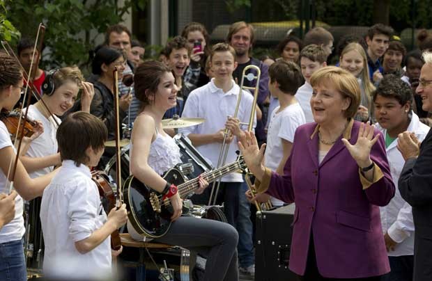 A chanceler da Alemanha, Angela Merkel, durante visita a 
escola nesta segunda-feira (14) em Berlim (Foto: AFP)
