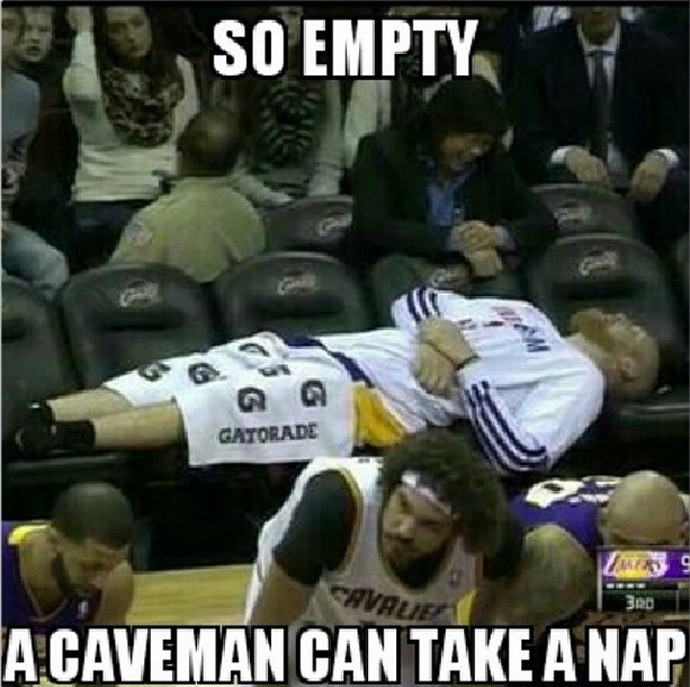 Instagram - Chris Kaman lakers tira um cochilo no banco de reservas (Foto: Reprodução / Instagram)