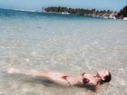 Cristiana Oliveira relaxa na praia em Alagoas e exibe boa forma