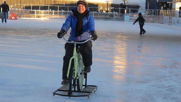 Lisa Florczak criou bicicleta para patinar no gelo (Foto: Carolyn Thompson/AP)
