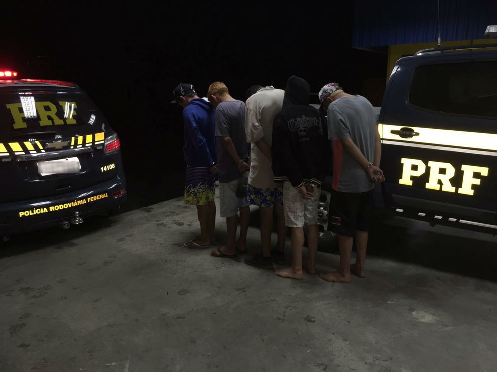 PRF prendeu quatro adultos e apreendeu um adolescente (Foto: Divulgação/PRF)