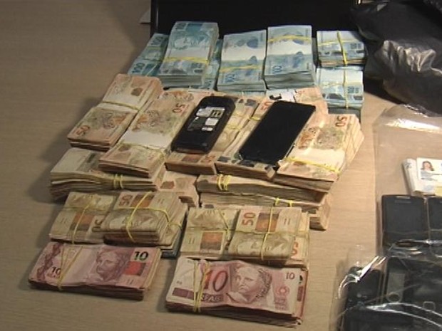 Cerca de R$ 300 mil e U$ 25 mil foram apreendidos pela Polícia Civil (Foto: Reprodução/Inter TV)
