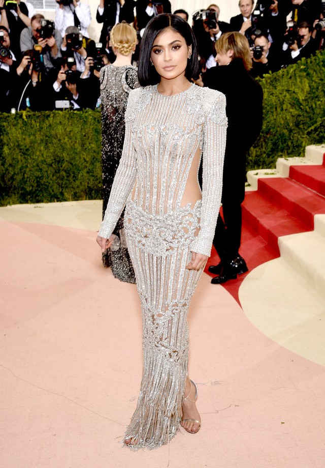 Kylie Jenner op de rode loper tijdens het Metropolitan Museum gala 2016 (Foto: Getty Images)