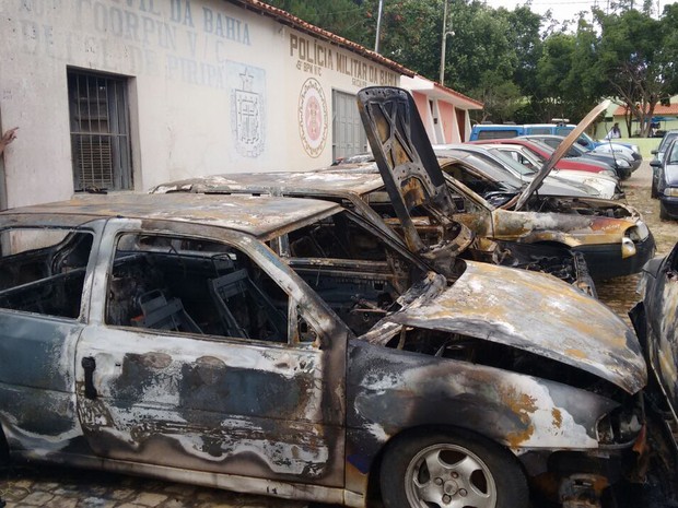 Carros são incendiados em frente à delegacia de Piripá (Foto: Divulgação/Polícia Militar)