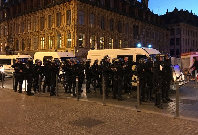 Policiais franceses aglomerados antes do confronto (Foto: Ivan Raupp)