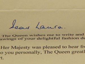 Menina ficou surpreendida ao receber resposta da rainha Elizabeth II  (Foto: Oscar Herculano Jr/ EPTV)