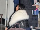 Ops! Kim Kardashian se descuida e ‘paga cofrinho’ em aeroporto