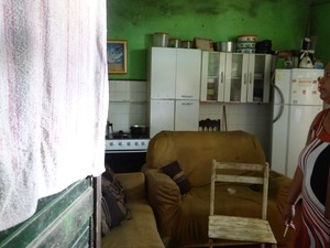 Sala de centro comunitario foi transformada em uma casa improvisada. (Foto: Carolina Sanches/ G1)