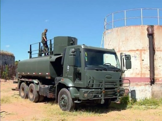 Abastecimento tem sido feito com caminhões-pipa do Exército (Foto: Claudemir Camilo/EPTV)