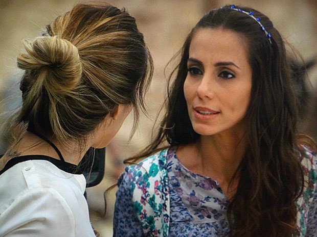 Ayla quer a estrangeira fora da vida de Zyah (Foto: Salve Jorge/TV Globo)