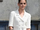 Kristen Stewart aparece de shortinho em evento de moda em Paris