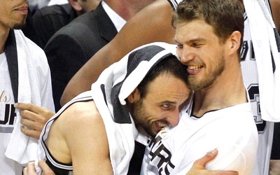 Manu Ginobili e Tiago Splitter comemoração NBA campeão (Foto: Reuters)