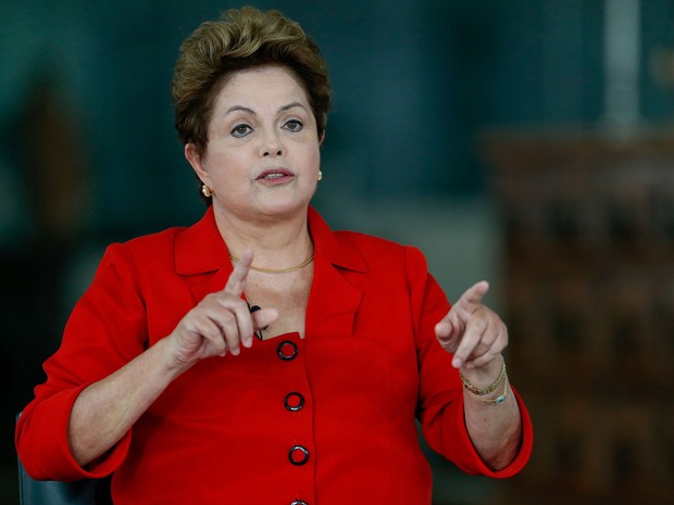 Dilma Rousseff (PT), candidata à reeleição no pleito de outubro, participa nesta segunda-feira (28) de sabatina realizada pela Folha, pelo portal UOL (ambos do Grupo Folha), pelo SBT e pela rádio Jovem Pan, no Palácio da Alvorada, em Brasília (Foto: Pedro Ladeira/Folhapress) Dilma Rousseff (PT), candidata à reeleição no pleito de outubro, participa nesta segunda-feira (28) de sabatina realizada pela Folha, pelo portal UOL (ambos do Grupo Folha), pelo SBT e pela rádio Jovem Pan, no Palácio da Alvorada, em Brasília (Foto: Pedro Ladeira/Folhapress)