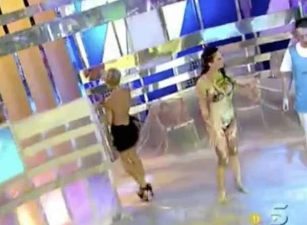 A apresentadora virou de costas para proteger os seios desnudos