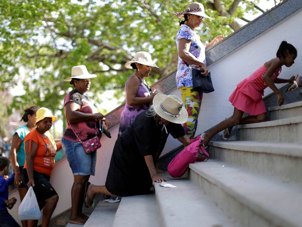 Romeiros demonstram prova de fé e sobem de joelhos escadas da colina do Horto, onde fica imagem de padre Cícero (Foto: Ueslei Marcelino/Reuters)