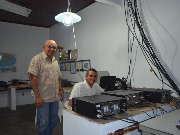 Abílio e Paulo, ou P8AZ e PV8PX são alguns dos radioamadores de Roraima (Foto: Emily Costa/G1)