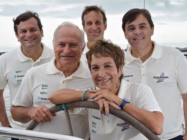 Família Schurmann a bordo do veleiro Kat (Foto: Luciano Candisani)