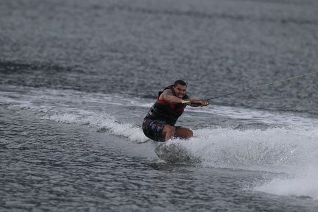 Naldo pratica wakeboard na Lagoa (Foto: Delson Silva / AgNews)
