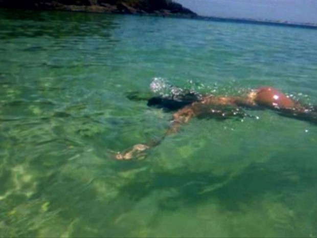 Suspeita ostentava viagens em redes sociais (Foto: Reprodução/ TV Gazeta)