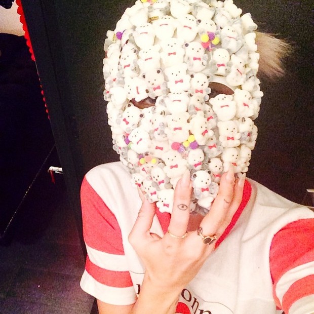 Miley Cyrus posa com máscara feita por ela (Foto: Instagram/ Reprodução)