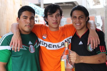 Mexicanos e holândes asssistem jogo da Copa juntos em Petrolina (Foto: Magda Lomeu)