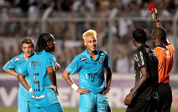 Neymar recebe cartão vermelho na partida do Santos (Foto: Ag. Estado)
