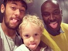 Neymar faz careta com o filho e o cantor Thiaguinho