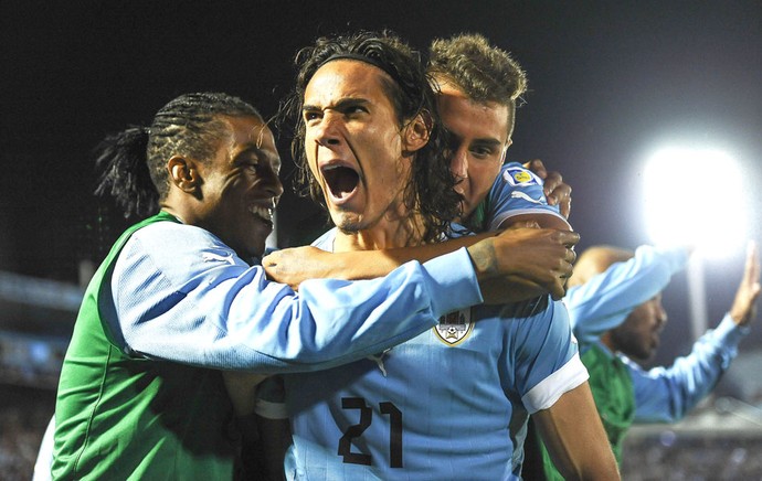 Cavani comemora gol do Uruguai contra a Argentina (Foto: Getty Images)