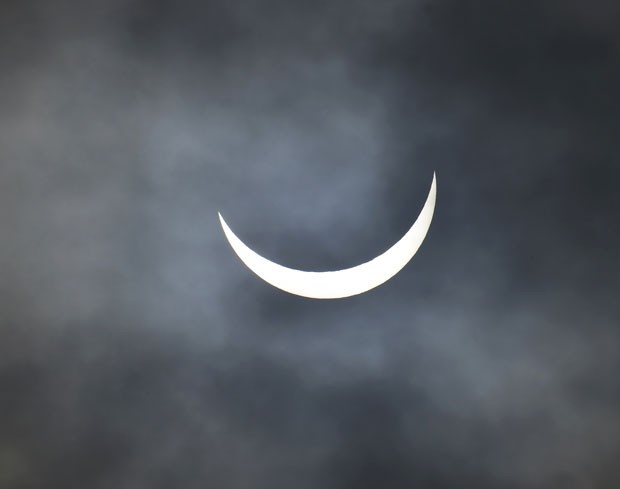 Eclipse parcial do Sol  visto perto de Bridgwater, no sudoeste da Inglaterra, nesta sexta-feira (20) (Foto: Toby Melville/Reuters)