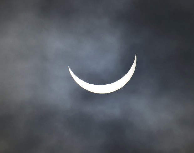 Eclipse parcial do Sol é visto perto de Bridgwater, no sudoeste da Inglaterra, nesta sexta-feira (20) (Foto: Toby Melville/Reuters)