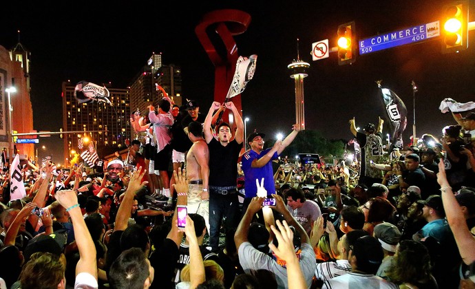 festa torcida san antonio spurs campeão do NBA (Foto: Agência AP)