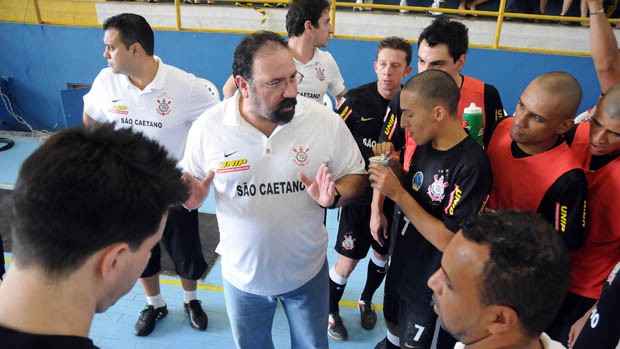 Técnico do Corinthians, PC Oliveira, conversa com os seus jogadores (Foto: Divulgação/Luciano Bergamaschi)