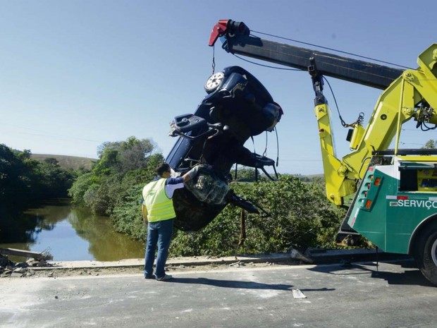 Carro foi retirado do rio por guincho  (Foto: Ricardo Vervolet / A Gazeta)