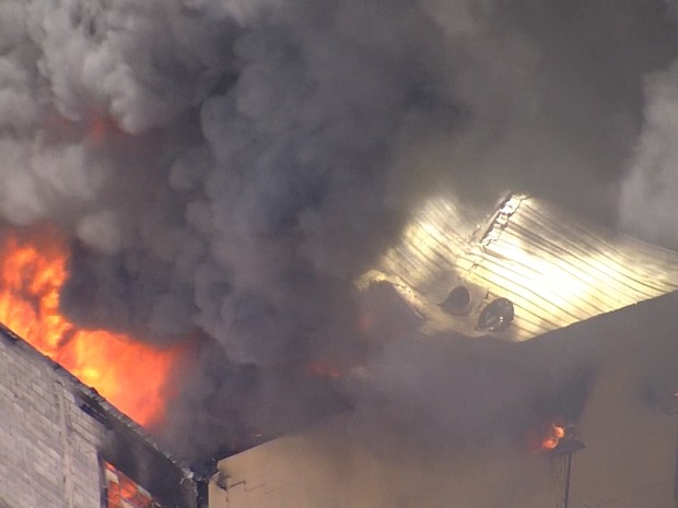 Incêndio atinge imóvel na Região Nordeste de Belo Horizonte. (Foto: Reprodução/TV Globo)