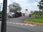 Motorista perde controle e acaba tombando caminhão em Birigui