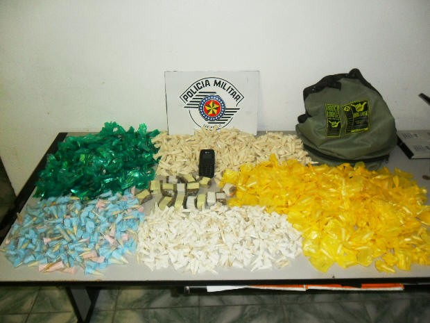 Polícia apreendeu maconha, cocaína e crack (Foto: Divulgação / Polícia Militar)