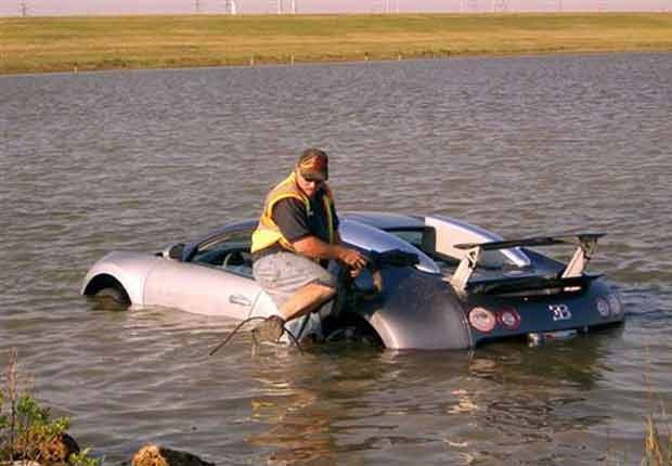 O americano Andy House foi acusado de ter jogado propositadamente, em 2009, um Bugatti Veyron dentro de uma lagoa na cidade de La Marque, no estado do Texas (EUA), com o objetivo de receber uma apólice de seguro. Ele teria danificado o veículo para receber uma apólice de mais de US$ 2 milhões (Foto: AP)