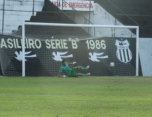 Gol pênalti Central Central x Treze (Foto: André Vinícius / GloboEsporte.com)