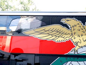 ônibus do Benfica é apedrejado (Foto: Reprodução / Record.PT)