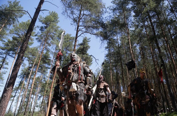 Entusiastas participam da Batalha dos Cinco Exércitos em Doksy, na República Tcheca (Foto: Petr David Josek/AP) Entusiastas participam da Batalha dos Cinco Exércitos em Doksy, na República Tcheca (Foto: Petr David Josek/AP)