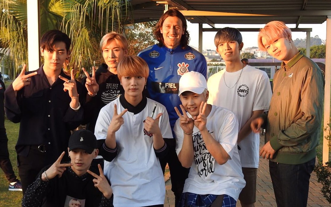 Grupo coreano visita treino do Corinthians e posa para fotos com jogadores