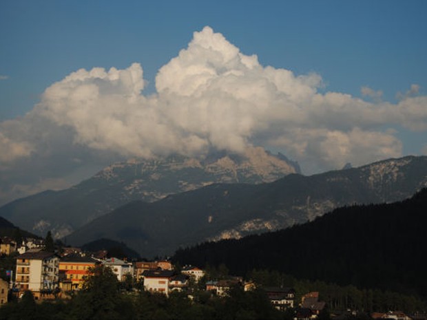 A pequena cidade de Cortina D'Ampezzo está cercada de montanhas (Foto: Vanelle Stabilito Mesquita Huff/VC no G1)
