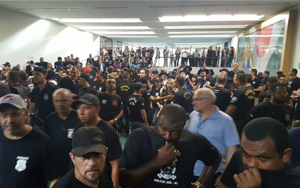 Policiais se protegem de gás de pimenta lançado em galeria da Câmara, após princípio de tumulto (Foto: Vinicius Werneck/G1)