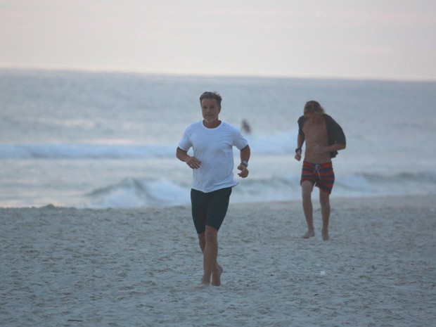 Marcello Novaes com o filho na praia (Foto: Dilson Silva / Agnews)